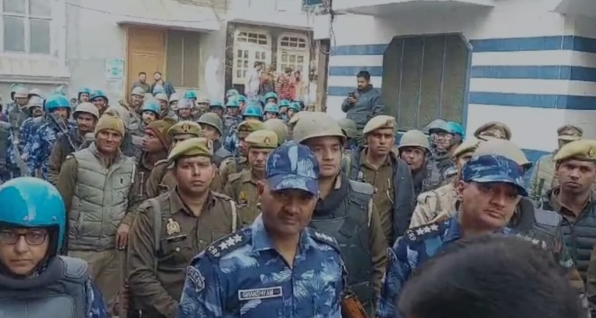 सैकड़ों पुलिसकर्मी के साथ संभल सांसद के घर पहुंची बिजली विभाग की टीम, लगाया स्मार्ट मीटर