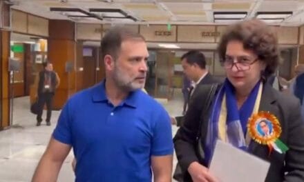 आंबेडकर पर 'ड्रेस वॉर'… ब्लू टीशर्ट पहनकर संसद पहुंचे राहुल गांधी, नीली साड़ी में प्रियंका