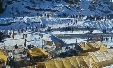 हिमाचल में बर्फबारी देखने टूरिस्टों की भीड़ पहुंची:48 घंटे में 80 हजार गाड़ियों में 3 लाख टूरिस्ट आ चुक