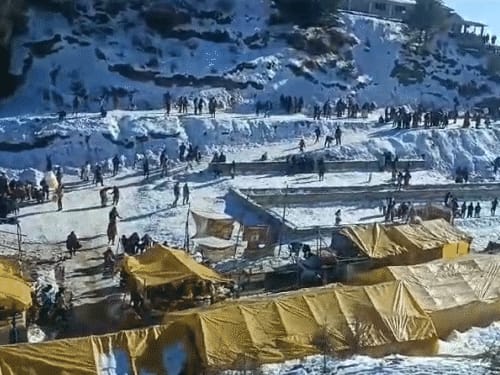 हिमाचल में बर्फबारी देखने टूरिस्टों की भीड़ पहुंची:48 घंटे में 80 हजार गाड़ियों में 3 लाख टूरिस्ट आ चुक