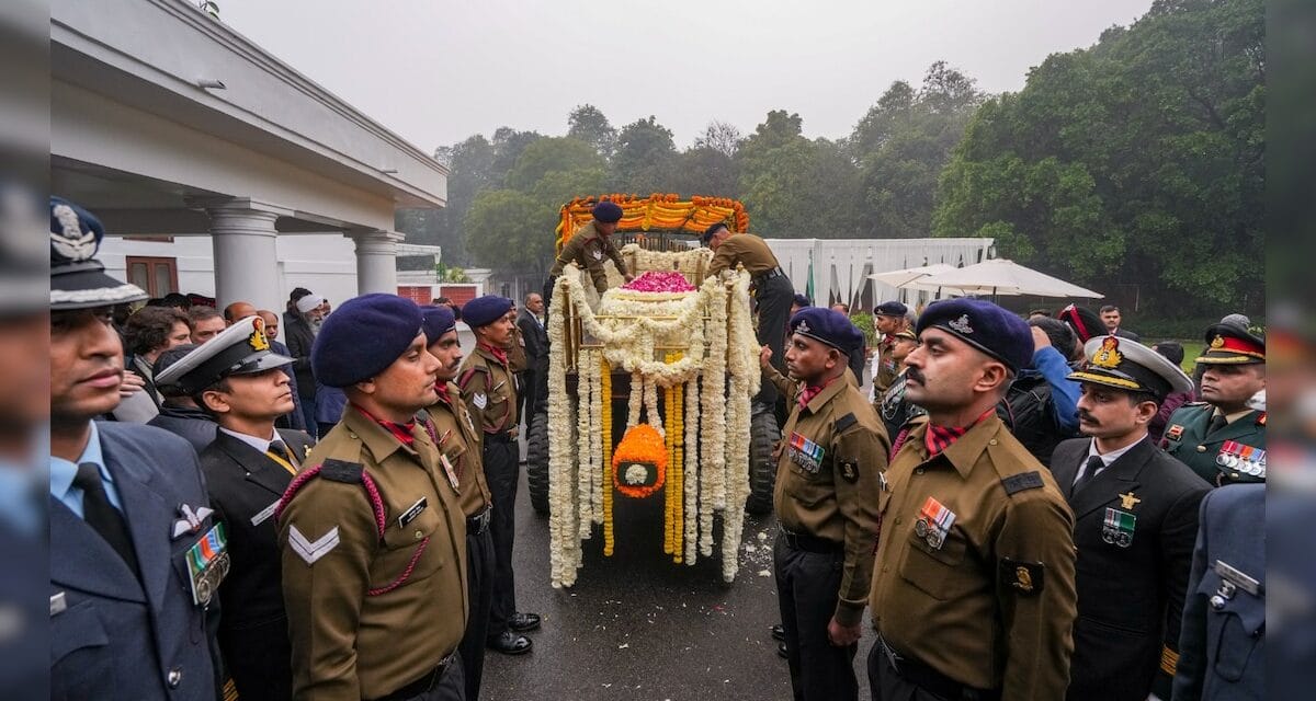 पंचतत्व में विलीन हुए पूर्व पीएम मनमोहन सिंह, देश ने नम आंखों से दी विदाई; जानें हर अपडेट