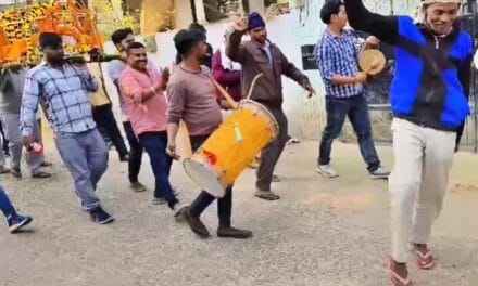 यूपी: पिता की शव यात्रा में बेटे ने जमकर डांस, तेरहवीं पर डीजे, VIDEO