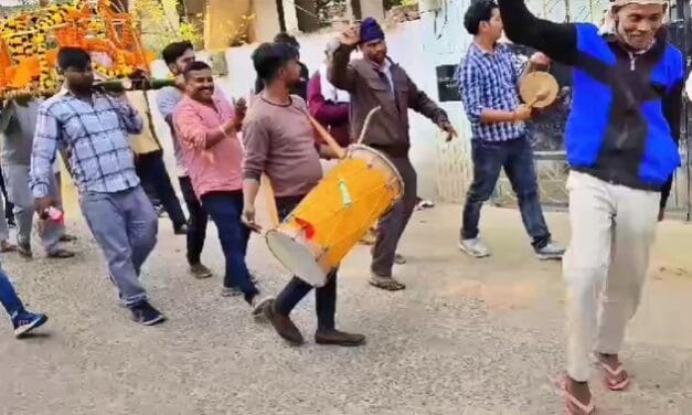 यूपी: पिता की शव यात्रा में बेटे ने जमकर डांस, तेरहवीं पर डीजे, VIDEO