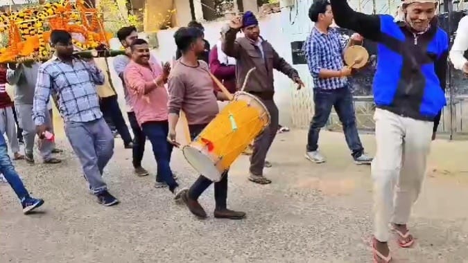 यूपी: पिता की शव यात्रा में बेटे ने जमकर डांस, तेरहवीं पर डीजे, VIDEO
