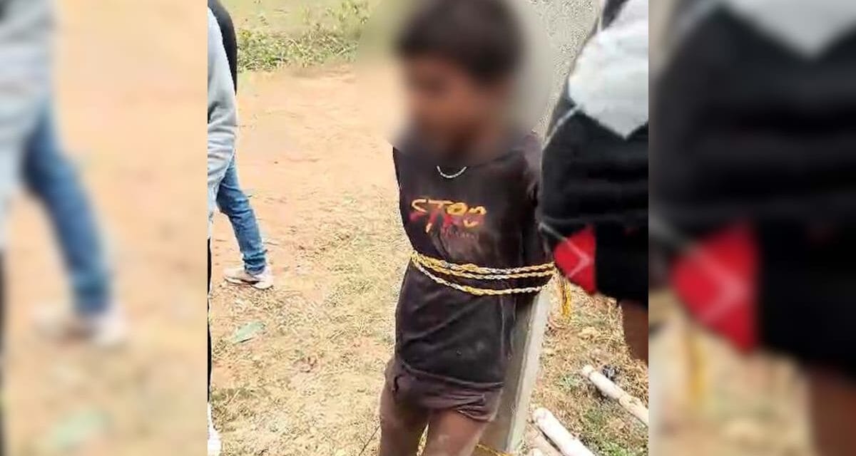 यूपी: मोबाइल चोरी के आरोप में बच्चे को खंभे से बांध बेरहमी से पीटा; फिर प्राइवेट पार्ट में डाली मिर