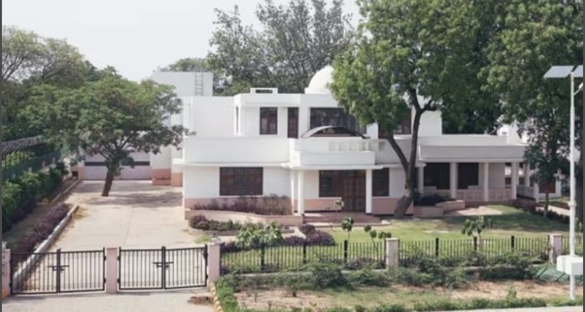 दिल्ली के सरकारी बंगलों की दुनिया… किराया 2200 और मिलते हैं गार्डन वाले आलीशान घर