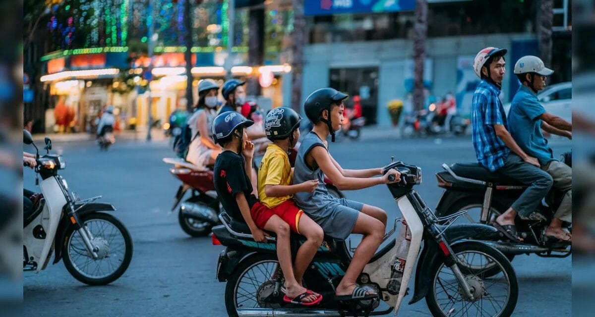 नई ट्रैफिक नीति ने मचाया हंगामा, लोग बोले
