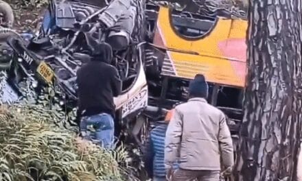 उत्तराखंड में 100 मीटर गहरी खाई में बस गिरी:पौड़ी में कई पलटी खाते हुए पेड़ से टकराई; 5 की मौत, 17 घायल