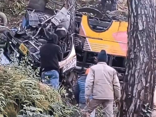 उत्तराखंड में 100 मीटर गहरी खाई में बस गिरी:पौड़ी में कई पलटी खाते हुए पेड़ से टकराई; 5 की मौत, 17 घायल