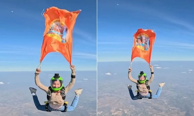 महिला स्काईडाइवर ने बैंकॉक में 13 हजार फीट ऊपर लहराया महाकुंभ का ध्वज, लोगों ने कहा
