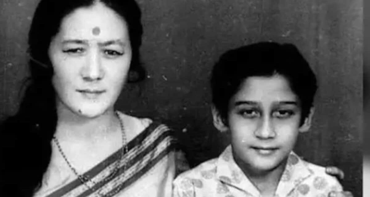 मूंगफली और सिगरेट बेची तो कभी चिपकाए फिल्मों के पोस्टर, आज 200 करोड़ का मालिक है यह सुपरस्टार, मां के