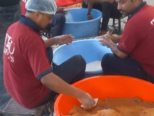 यूपी के ठाकुर-मिश्रा ने हजारों कन्नड़ परिवारों को रोजगार दिया:जिस धारवाड़ पेड़ा की मोदी ने तारीफ की
