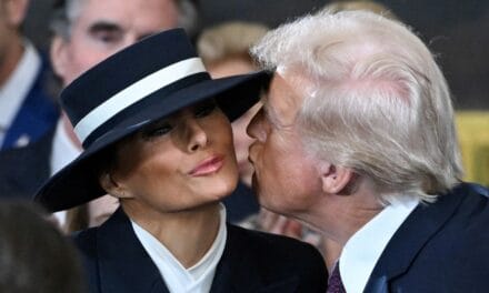 शपथ से पहले ट्रंप ने पत्नी मेलानिया को इस अंदाज में किया KISS, वायरल हो रहा वीडियो