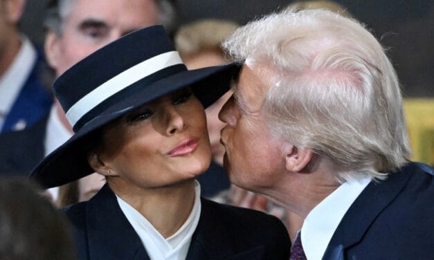 शपथ से पहले ट्रंप ने पत्नी मेलानिया को इस अंदाज में किया KISS, वायरल हो रहा वीडियो