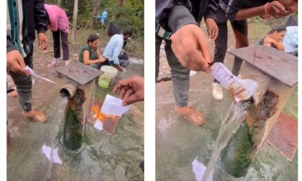 बंद पड़ा हैंडपंप पानी के साथ उगल रहा आग, देख लोगों के उड़े होश, वीडियो ने मचाया तहलका