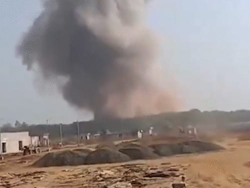 महाराष्ट्र में सेना की हथियार फैक्ट्री में धमाका, 5 मौतें:छत ढहने से 12 लोग दबे, 2 को बचाया; 5 KM दूर तक आव