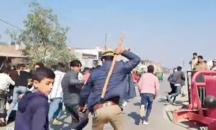 तिरंगा यात्रा के दौरान माहौल बिगाड़ने की कोशिश, पुलिस ने शरारती तत्वों पर बरसाईं लाठियां