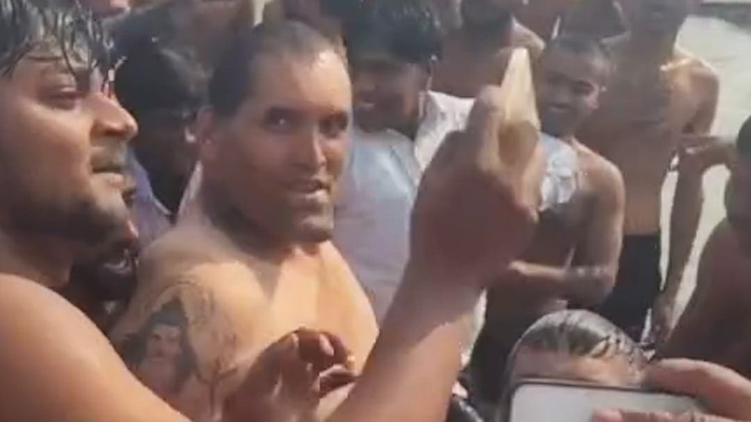 Mahakumbh में स्नान करने पहुंचे The Great Khali