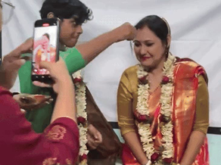 नादिया में प्रोफेसर ने क्लास में स्टूडेंट से रचाई शादी:यूनिवर्सिटी ने फोर्स लीव पर भेजा, सफाई में