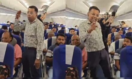 प्लेन में यात्रियों के बीच अचानक नाचने लगा शख्स, लोग बोले