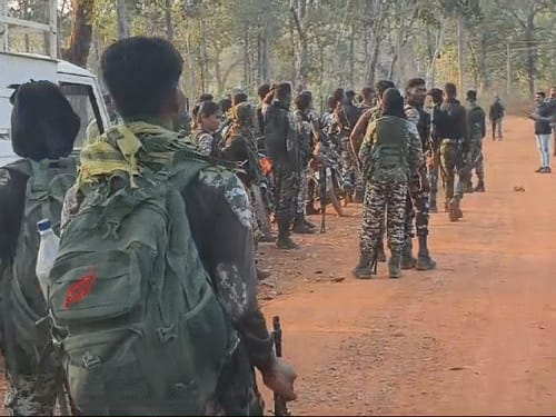 छत्तीसगढ़ में मुठभेड़, 8 नक्सली मारे गए:बीजापुर में जवानों ने बड़े नक्सलियों को घेरा; एक महीने में 50 स