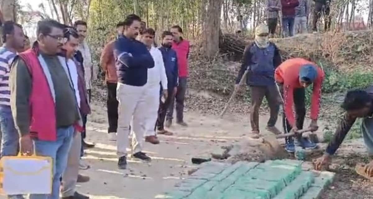 संभल में सरकारी तालाब पर बनी अवैध मजार को प्रशासन ने हटवाया, डीएम के आदेश पर हुई कार्रवाई