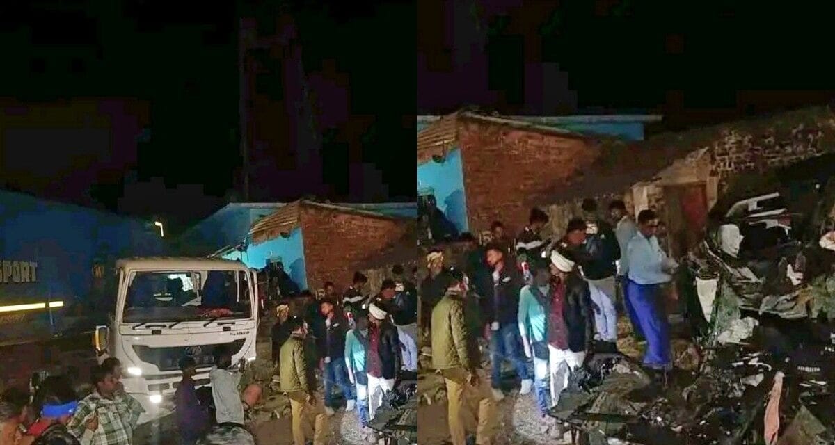 सोनभद्र में ट्रेलर से टकराई तेज रफ्तार क्रेटा कार, 6 की मौत, 3 बुरी तरह घायल