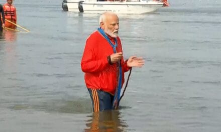 मोदी के कुंभ स्नान के टॉप VIDEO मोमेंट्स:भगवा पहनकर स्नान, रुद्राक्ष माला से जप; PM को देखने घाट पर जुटे