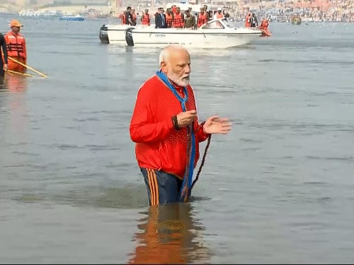 मोदी के कुंभ स्नान के टॉप VIDEO मोमेंट्स:भगवा पहनकर स्नान, रुद्राक्ष माला से जप; PM को देखने घाट पर जुटे