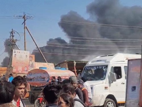महाकुंभ में फिर आग लगी, कई पंडाल जले:भीड़ को हटाया, बैरिकेडिंग की; 20 दिन में तीसरी घटना
