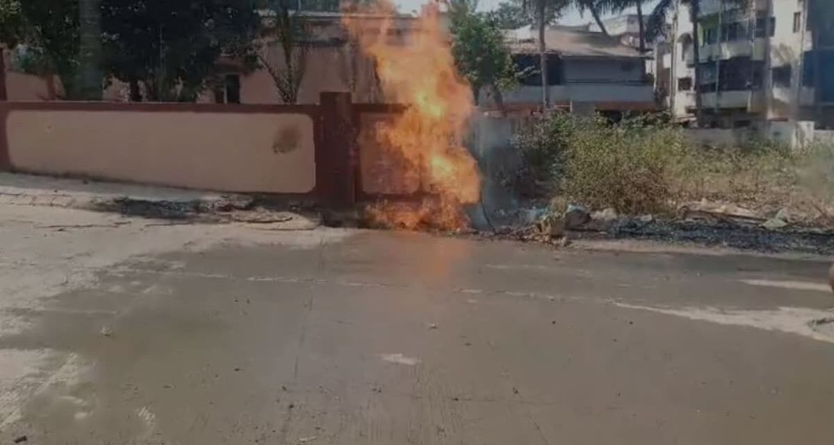 कर्नाटक के धारवाड़ में गैस पाइपलाइन में अचानक लगी आग, लपटें देख मची अफरा-तफरी