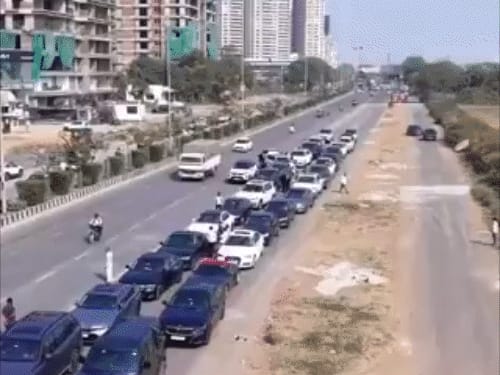 स्कूली छात्रों ने निकाला लग्जरी कारों का काफिला:सूरत की सड़कों पर BMW-मर्सिडीज की परेड, स्टंट किए; VIDE