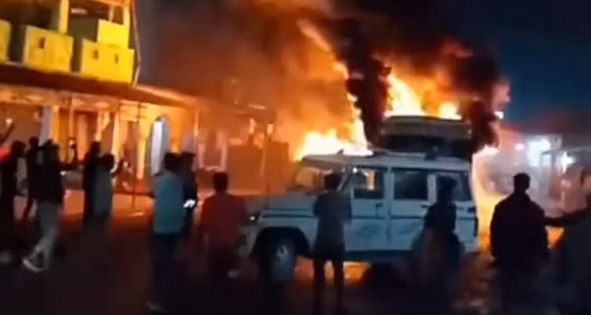 MP: सिंगरौली में सड़क हादसे के बाद बवाल, गुस्साई भीड़ ने 11 वाहन फूंके, कई पुलिसवाले घायल