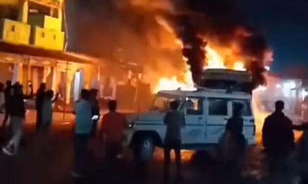MP: सिंगरौली में सड़क हादसे के बाद बवाल, गुस्साई भीड़ ने 11 वाहन फूंके, कई पुलिसवाले घायल
