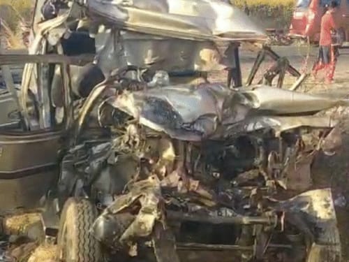 महाकुंभ आ रहे छत्तीसगढ़ के 10 श्रद्धालुओं की मौत:प्रयागराज में बोलेरो की बस से टक्कर, शवों को निकालन