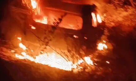 दो कारें टकराईं, एक में आग लगी, जिंदा जला युवक:दो दोस्त कूदकर बाहर आए, बहन की शादी के कार्ड बांटकर लौ