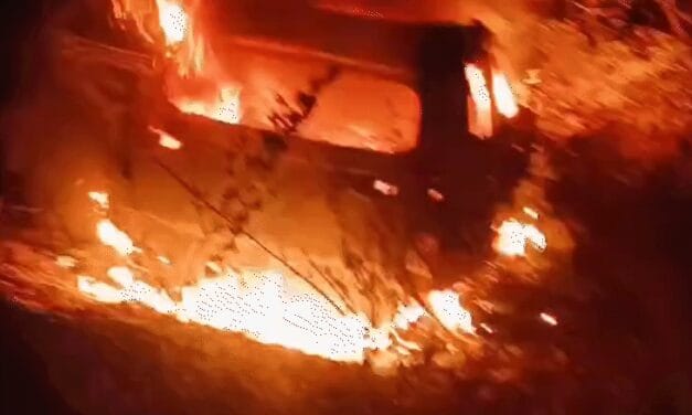दो कारें टकराईं, एक में आग लगी, जिंदा जला युवक:दो दोस्त कूदकर बाहर आए, बहन की शादी के कार्ड बांटकर लौ