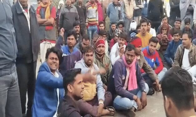 डंपर ने लोडिंग वाहन को टक्कर मारी, 5 की मौत:भिंड में शादी समारोह से लौट रहे थे, 8 घायल; ग्रामीणों ने लग
