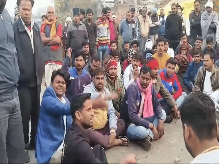 डंपर ने लोडिंग वाहन को टक्कर मारी, 5 की मौत:भिंड में शादी समारोह से लौट रहे थे, 8 घायल; ग्रामीणों ने लग