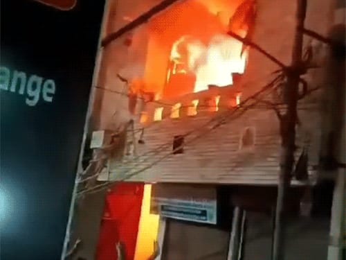 दिल्ली-घर में आग लगी, सेकेंड फ्लोर से कूदे 6 लोग:2 महिलाएं, 3 युवक और एक नाबालिग अस्पताल में भर्ती; गैस