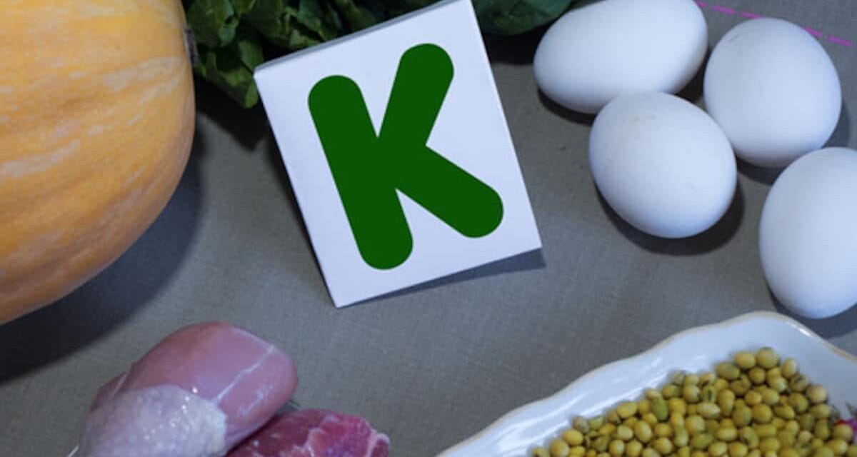 Vitamin K Rich Foods: शरीर के लिए बेहद जरूरी है विटामिन K, क्यों इसे विटामिन D के साथ लेना है जरूरी