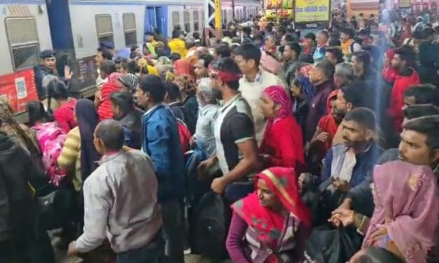 महाकुंभ के अंतिम स्नान के लिए उमड़ी श्रद्धालुओं की भीड़, झांसी रेलवे स्टेशन पर भारी भीड़