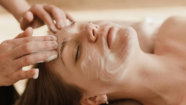 हॉलीवुड एक्ट्रेस की तरह शाइन करने लगेगी आपकी Skin, अगर घर ले आए Este Lauders के ये Skincare प्रोडक्‍ट