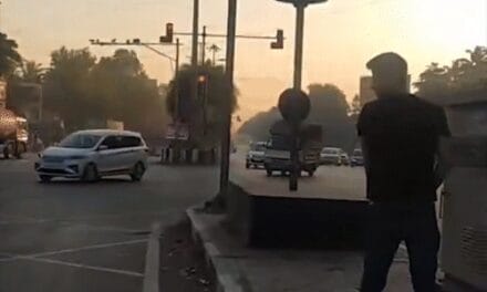 BMW सवार युवक ने बीच सड़क पेशाब किया, गिरफ्तार:पुलिस बोली