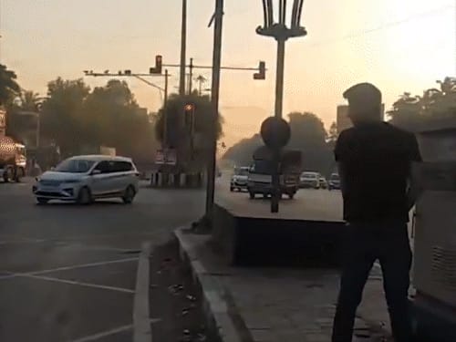 BMW सवार युवक ने बीच सड़क पेशाब किया, गिरफ्तार:पुलिस बोली