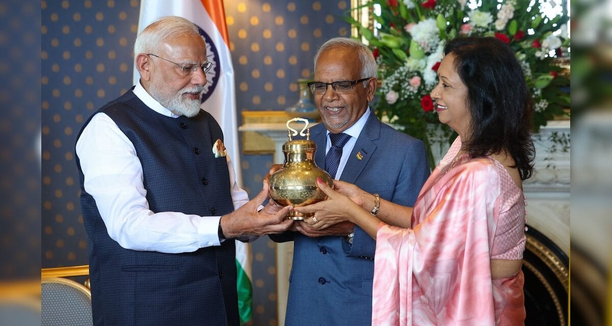 महाकुंभ का जल, बिहार का सुपरफूड, बनारसी साड़ी… PM मोदी ने मॉरीशस के राष्ट्रपति को दिए ये खास उपहार