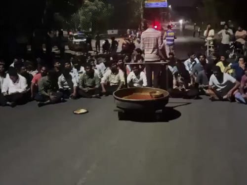उस्मानिया यूनिवर्सिटी के खाने में मिला ब्लेड:पहले कीड़े और कांच के टुकड़े मिले थे, छात्रों ने विर