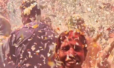 ब्रज में विधवा माताओं ने खेली होली:गोपीनाथ मंदिर में उड़ा 45 क्विंटल फूल-गुलाल, महिलाओं के साथ विदेश