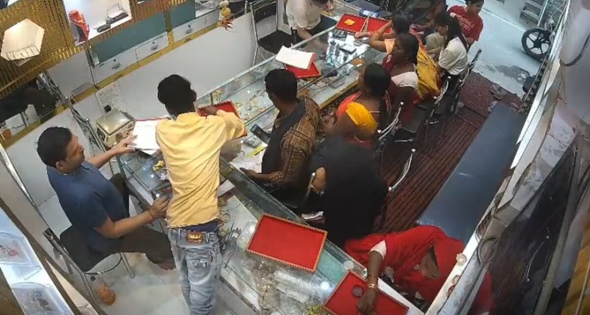 सोना चुराने के लिए मुंह में दबा लिया, सीसीटीवी से खुली पोल, बिहार के नालंदा का वीडियो वायरल