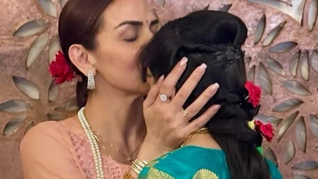 पति से अलग होकर कैसे बेटियों को पाल रहीं Esha?